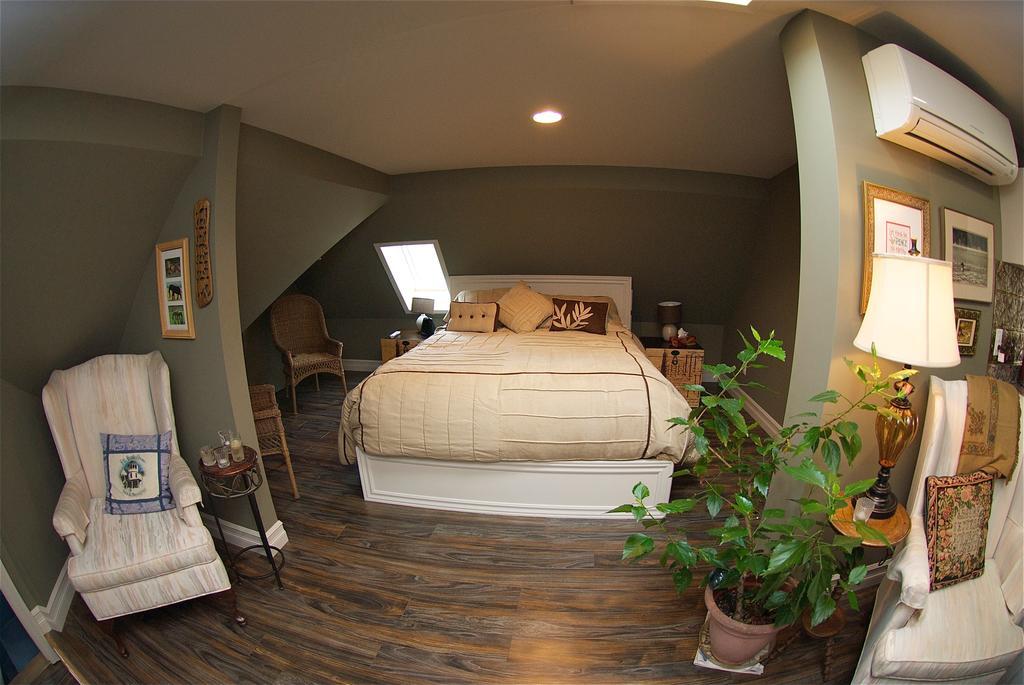 Bondy House Bed & Breakfast Amherstburg Экстерьер фото