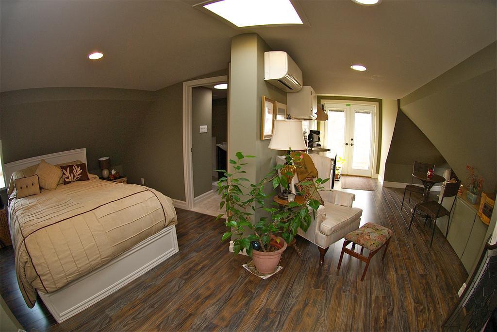Bondy House Bed & Breakfast Amherstburg Экстерьер фото