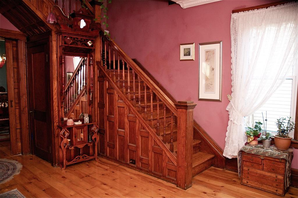 Bondy House Bed & Breakfast Amherstburg Экстерьер фото