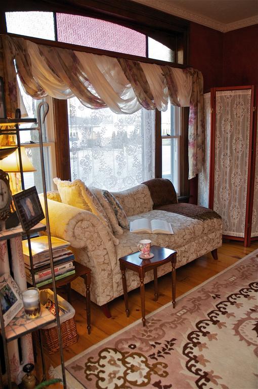 Bondy House Bed & Breakfast Amherstburg Экстерьер фото