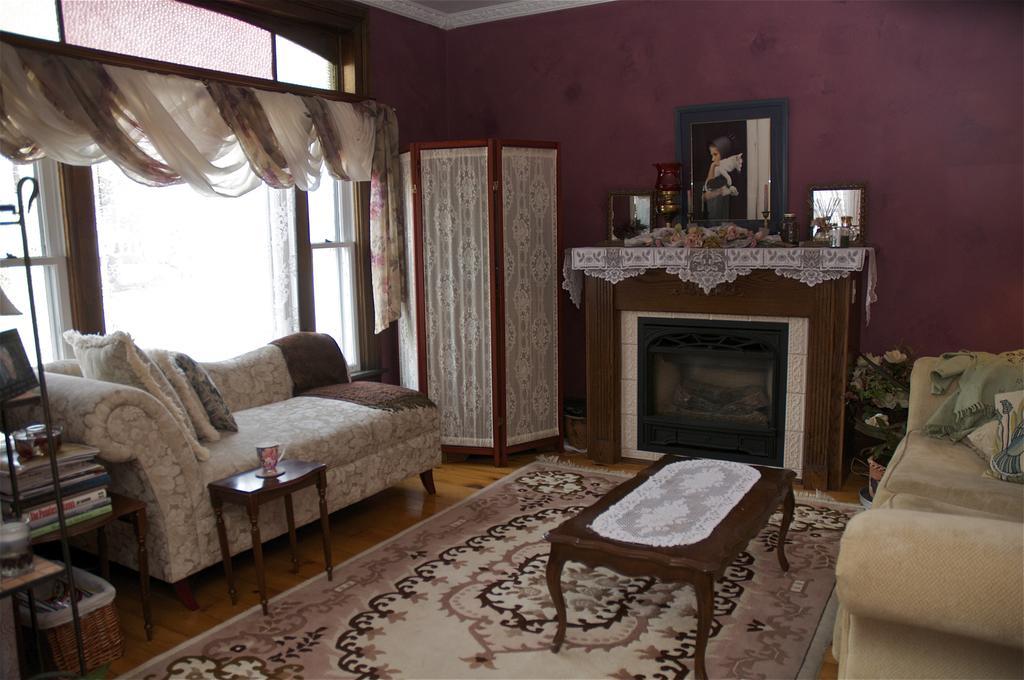 Bondy House Bed & Breakfast Amherstburg Экстерьер фото