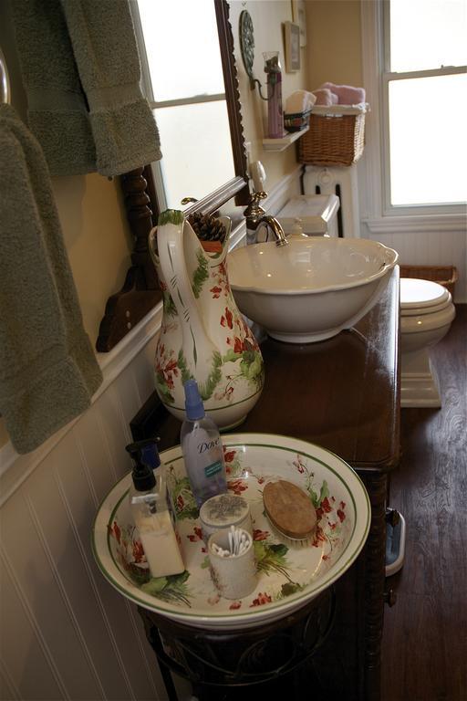 Bondy House Bed & Breakfast Amherstburg Экстерьер фото