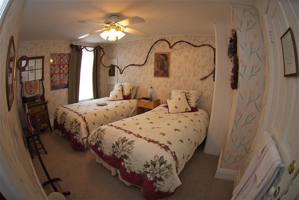 Bondy House Bed & Breakfast Amherstburg Экстерьер фото