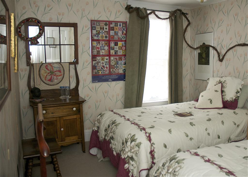 Bondy House Bed & Breakfast Amherstburg Экстерьер фото