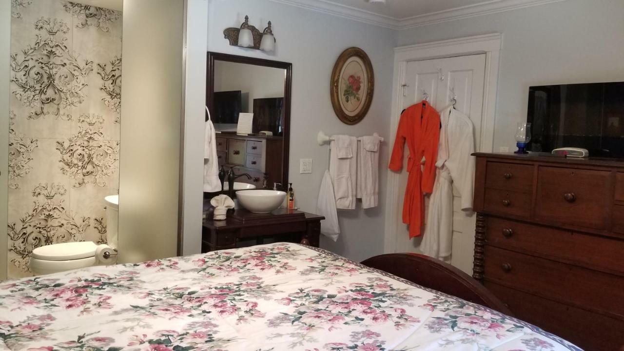 Bondy House Bed & Breakfast Amherstburg Экстерьер фото